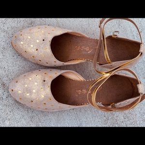 Beautiful suede upper and bottom shoes, good for dance
